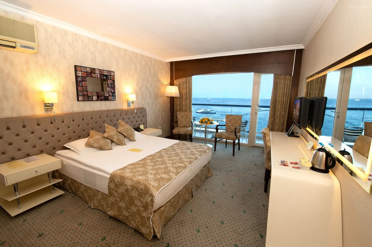 İzmir Palas deluxe deniz manzaralı oda ve balkon