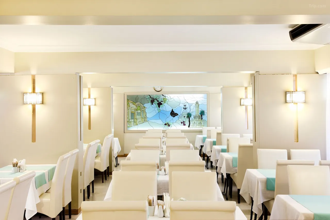 Kahvaltı restoranı iç mekânı ve vitray pano