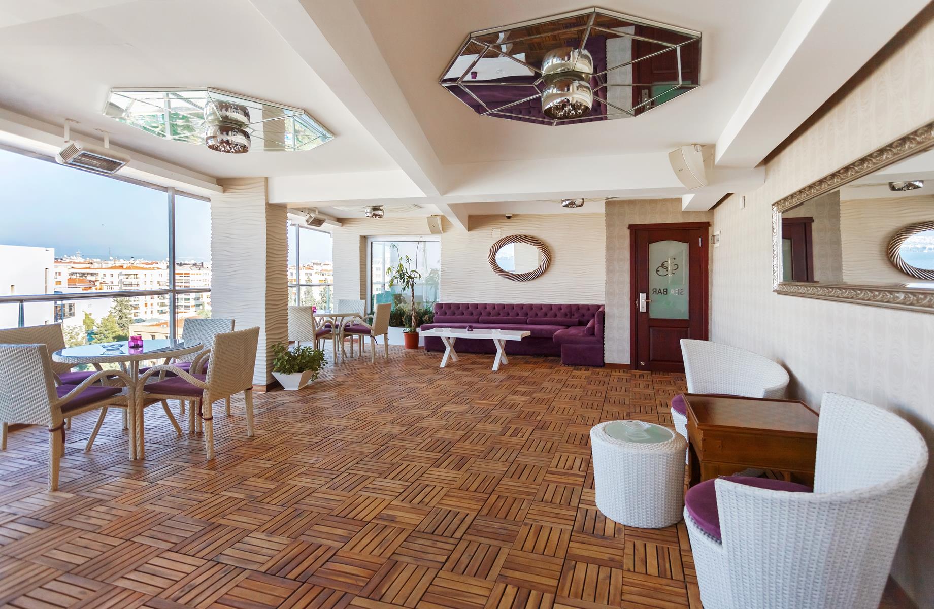 İzmir Palas otel genel alanlarından bir kare