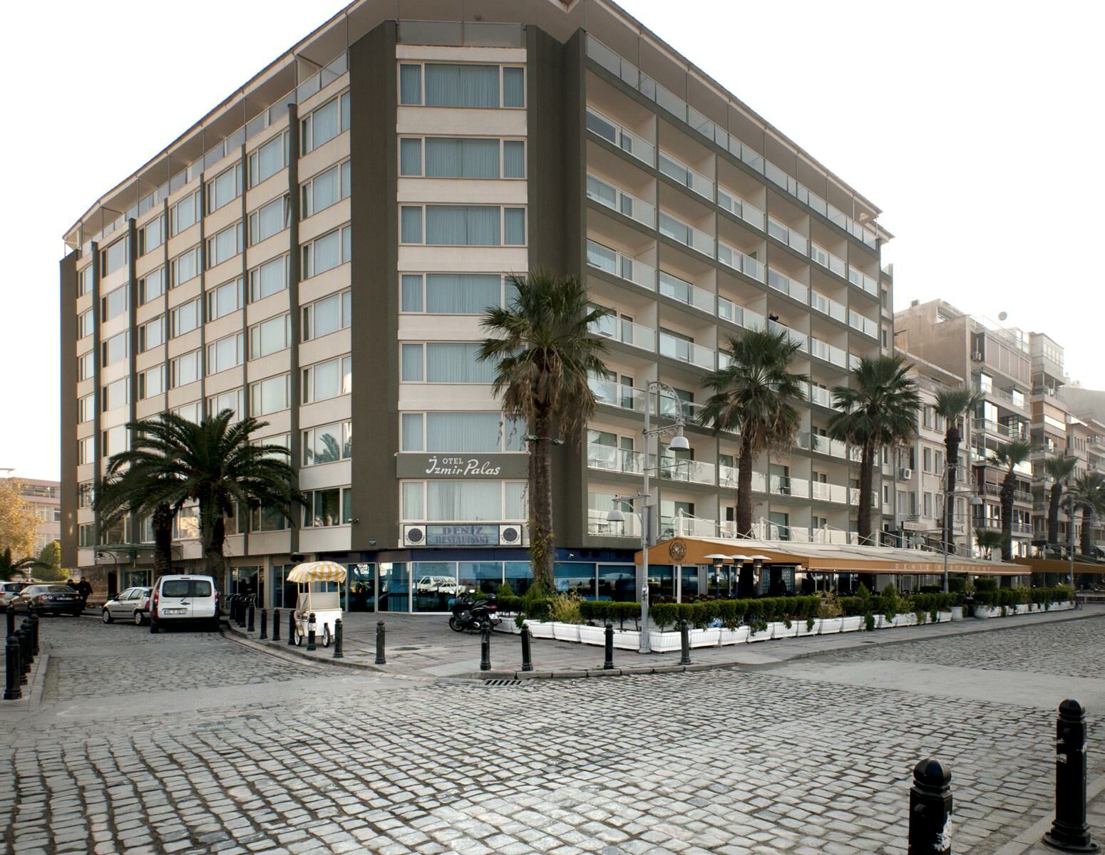 İzmir Palas Otel'in Kordon'daki tarihi binası ve İzmir Körfezi
