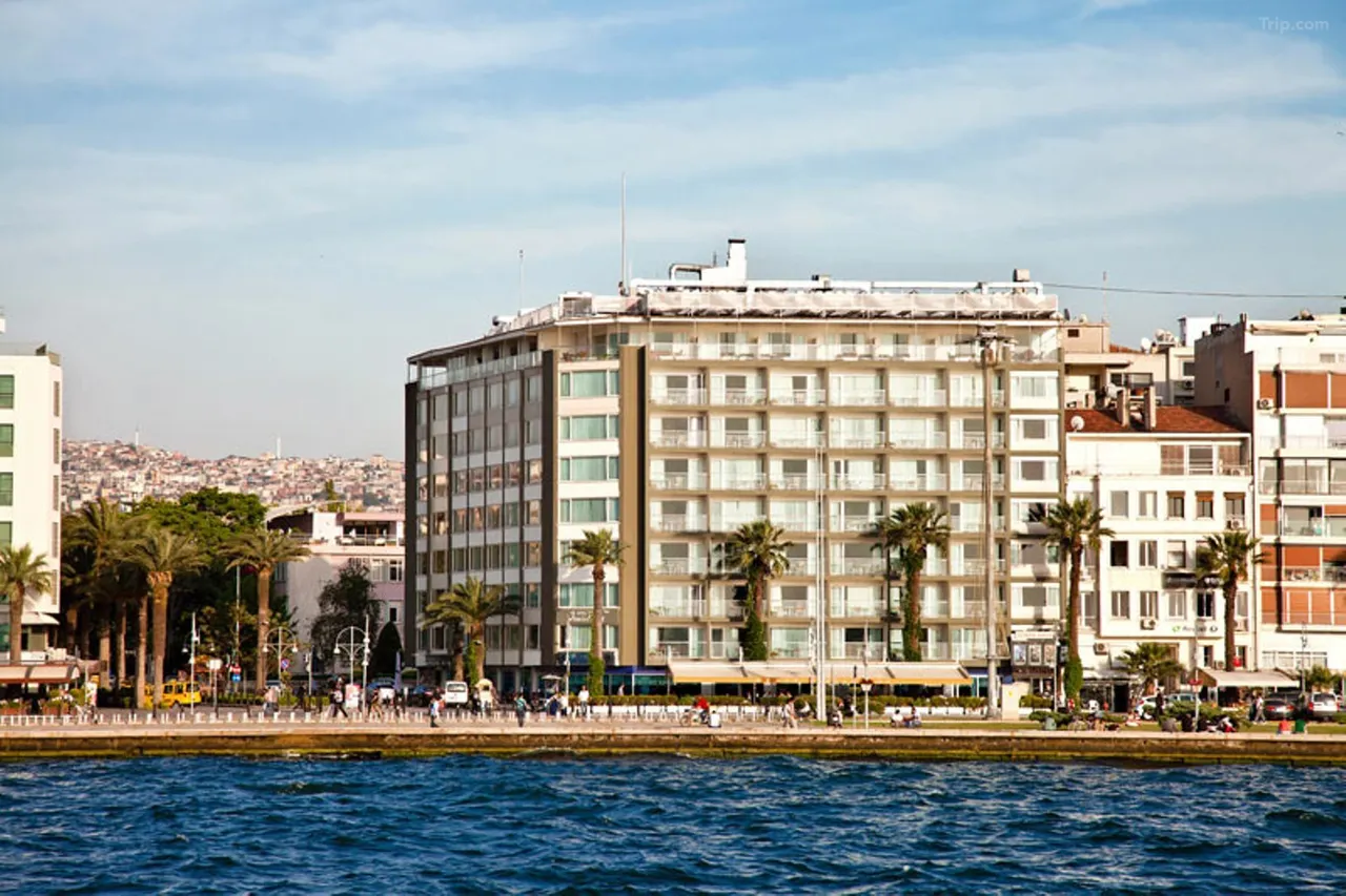 İzmir Palas Otel denizden görünüm