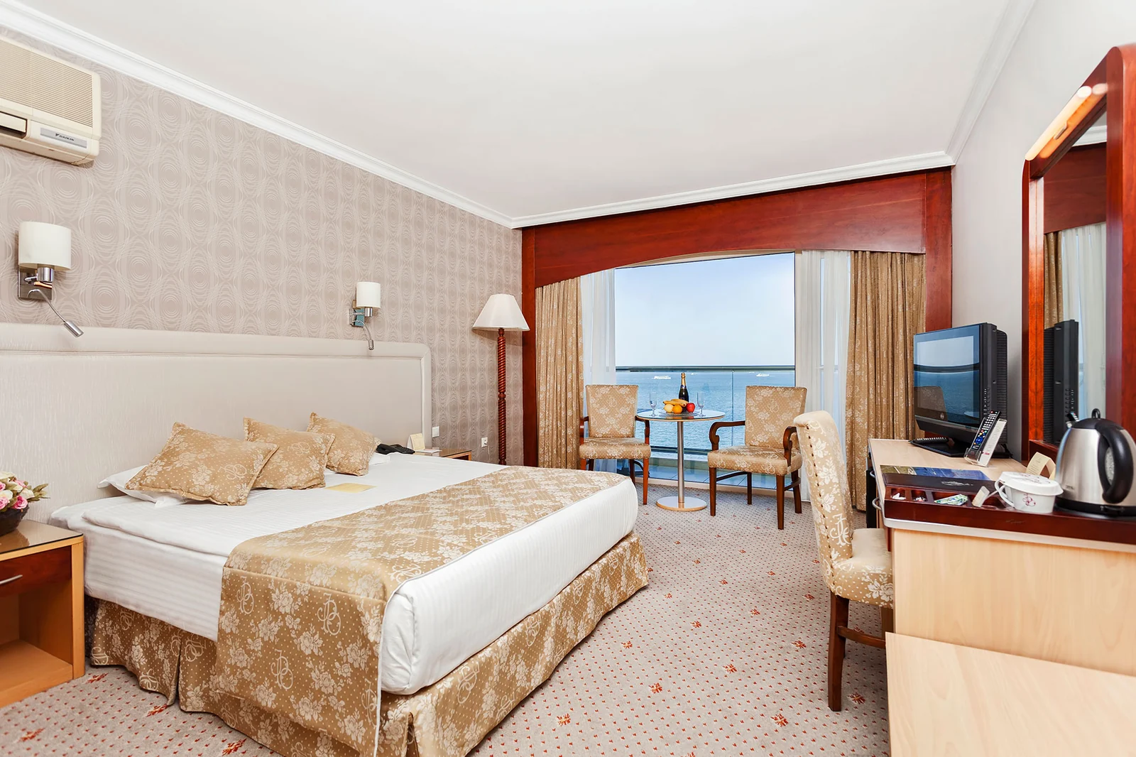 İzmir Palas deluxe oda çalışma masası ve yatak düzeni