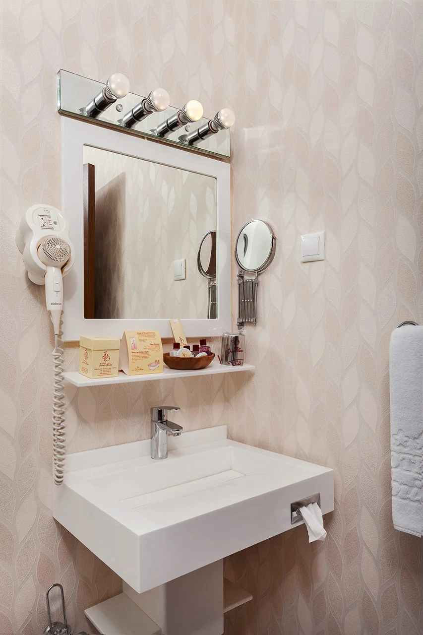 İzmir Palas suit oda banyosunda lavabo ve makyaj aynası