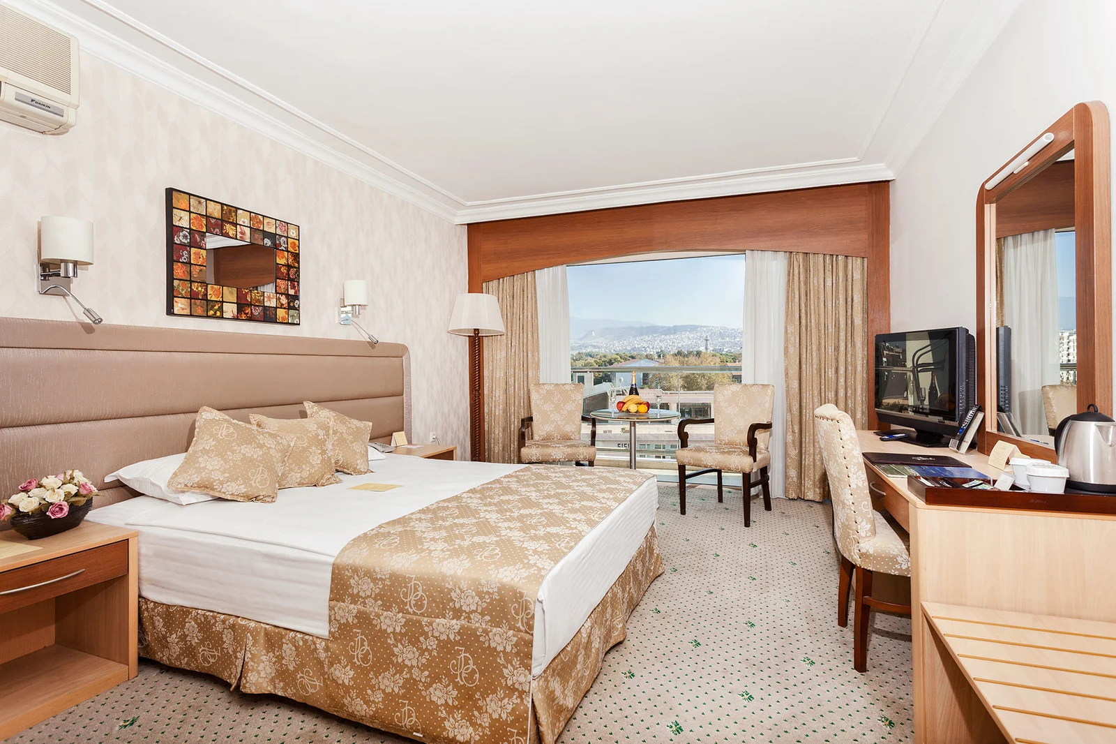İzmir Palas cadde manzaralı standart oda