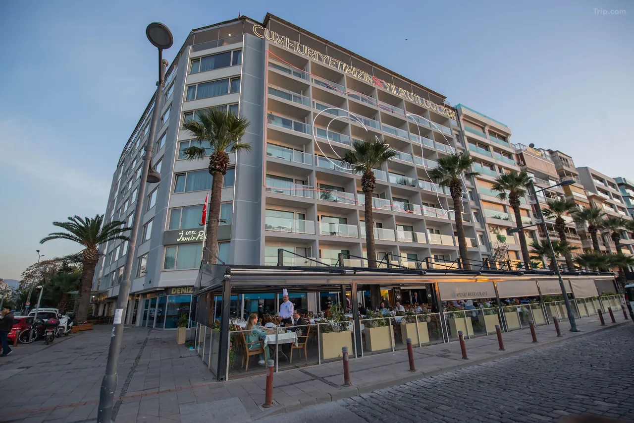 İzmir Palas Otel akşam saatlerinde Deniz Restaurant terası