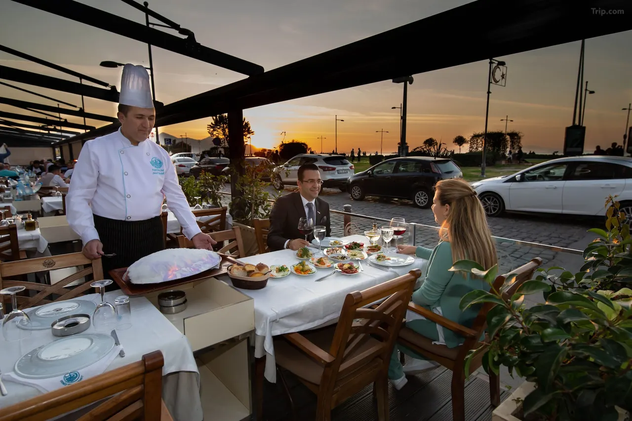 Deniz Restaurant'ın Kordon'a bakan açık hava bölümü