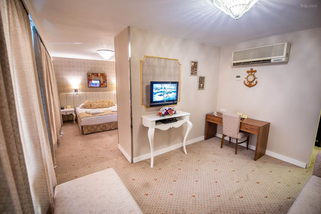 İzmir Palas Otel suit oda oturma bölümü ve yatak odası
