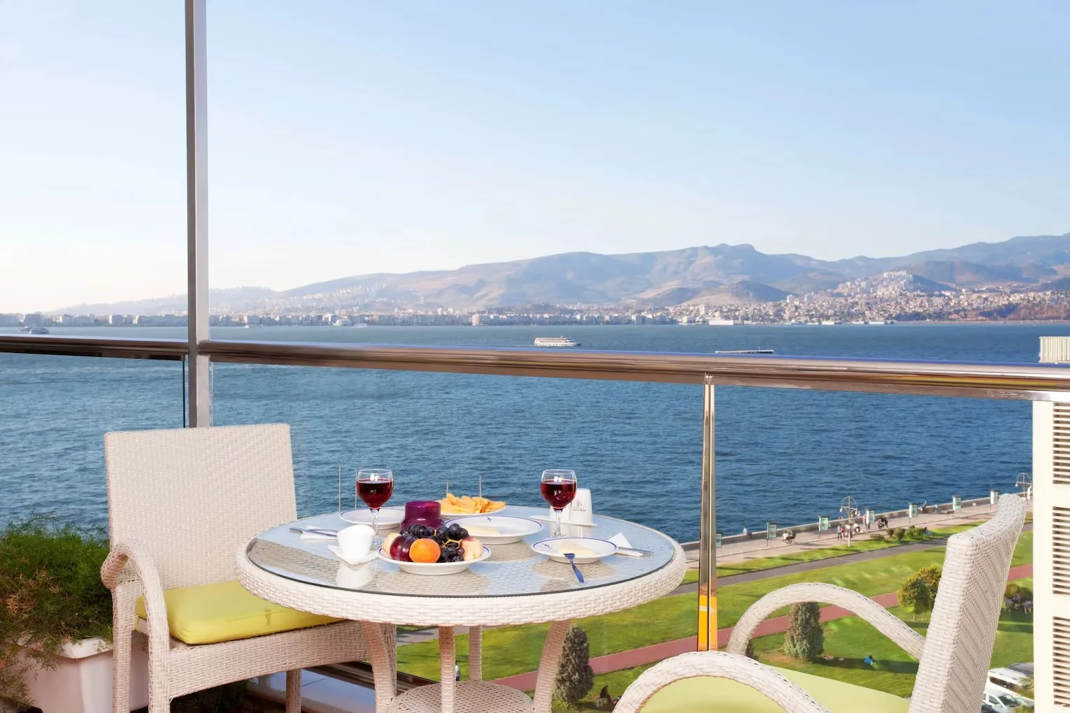 İzmir Körfezi'nde gün boyu süren deniz ve şehir manzarası